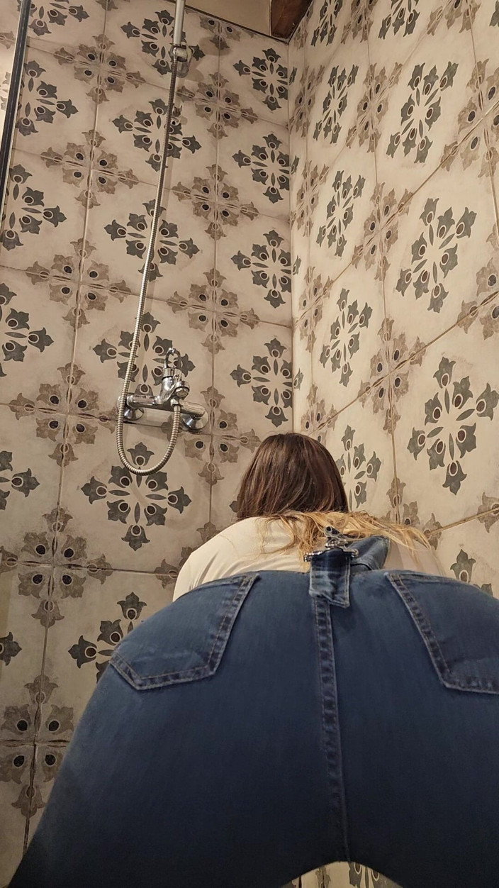 Keila Bassi: Feticismo Dei Jeans Bagnati Viene Fradicio Nella Doccia Con I...