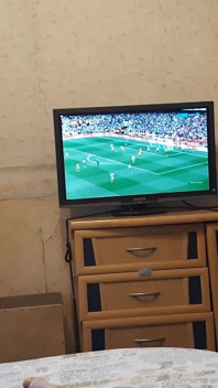 Нижня сіссі рабиня повія обслуговує свого власника як бджолина підставка, смокче і цілує член і лиже дупу, поки власник дивиться футбол
