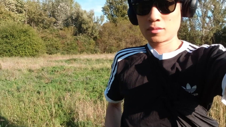 Jon Arteen: Jon Arteen wyciąga swojego pięknego penisa i oddaje mocz na...
