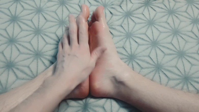 Pasha: Guy masse doucement ses pieds avec de l’huile