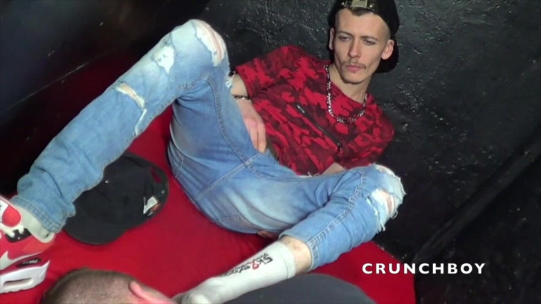 Kinky Bareback Boys: Hugo futută fără prezervativ de Leo cu umilință cu adidași