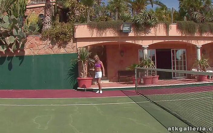 ATKIngdom: टेनिस कोर्ट में चूत का खेल