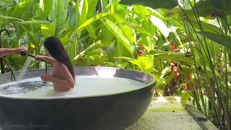 Princess Monica: Ormanda çıplak banyo - kamera arkası