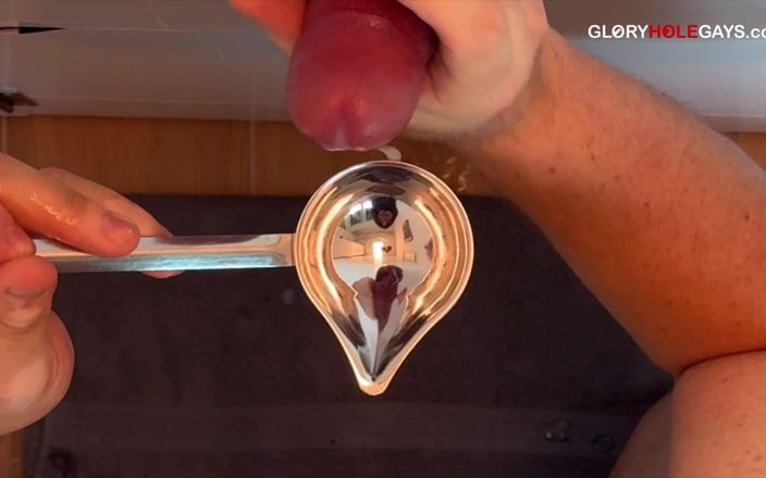 GLORYHOLEGAYS: Ele sente o orgasmo chegando - mas onde ele goza ainda é...