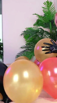 Looney Fetysz, Balony powietrzne Lesbijska zabawa w lateksowe gumowe kostiumy