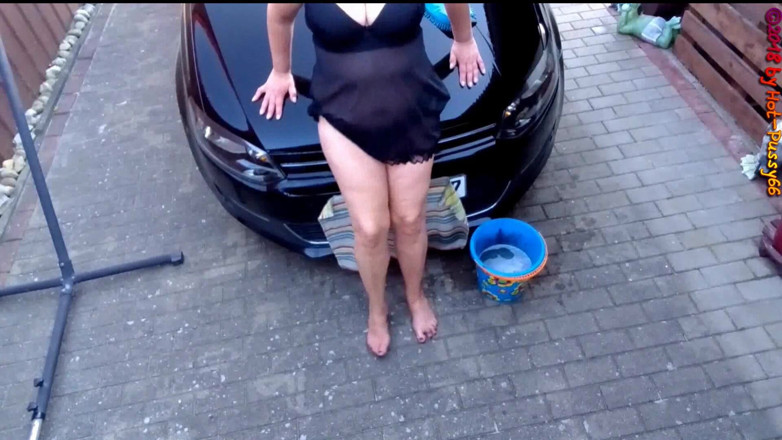 Hot-Pussy66: Autowäsche in sexy dessous