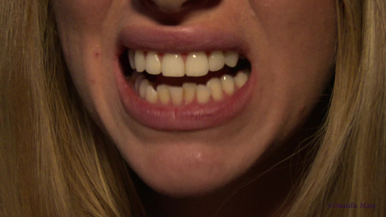 Danielle Maye: Close-up chocolade eten