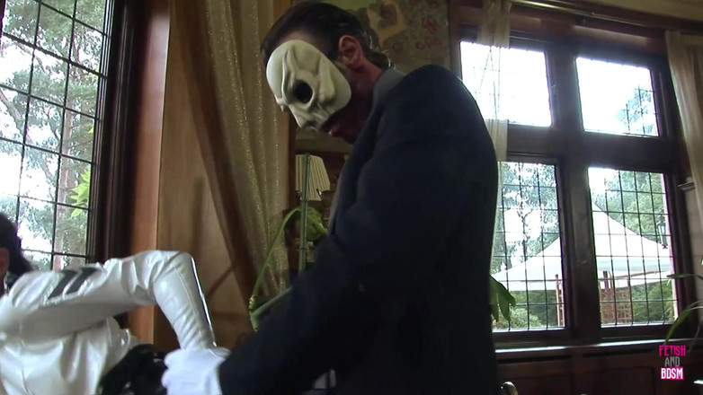 Fetish and BDSM: Une très jolie policière à gros nichons se fait réveiller par...