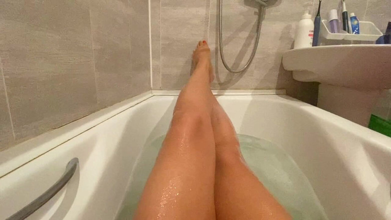 Mary Di: Fußfetisch - lange beine in der badewanne