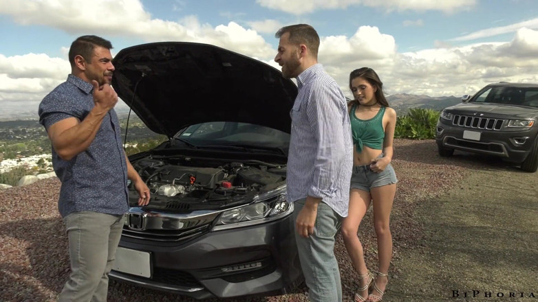 Bi Phoria: Uvízlý muž sveden bisexuálním párem, když se porouchá auto