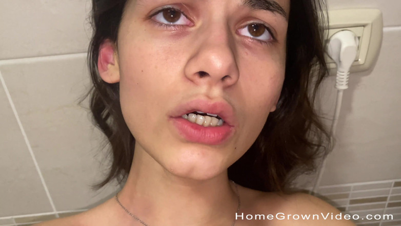 Homegrown Video: 그녀의 보지에 스푸지