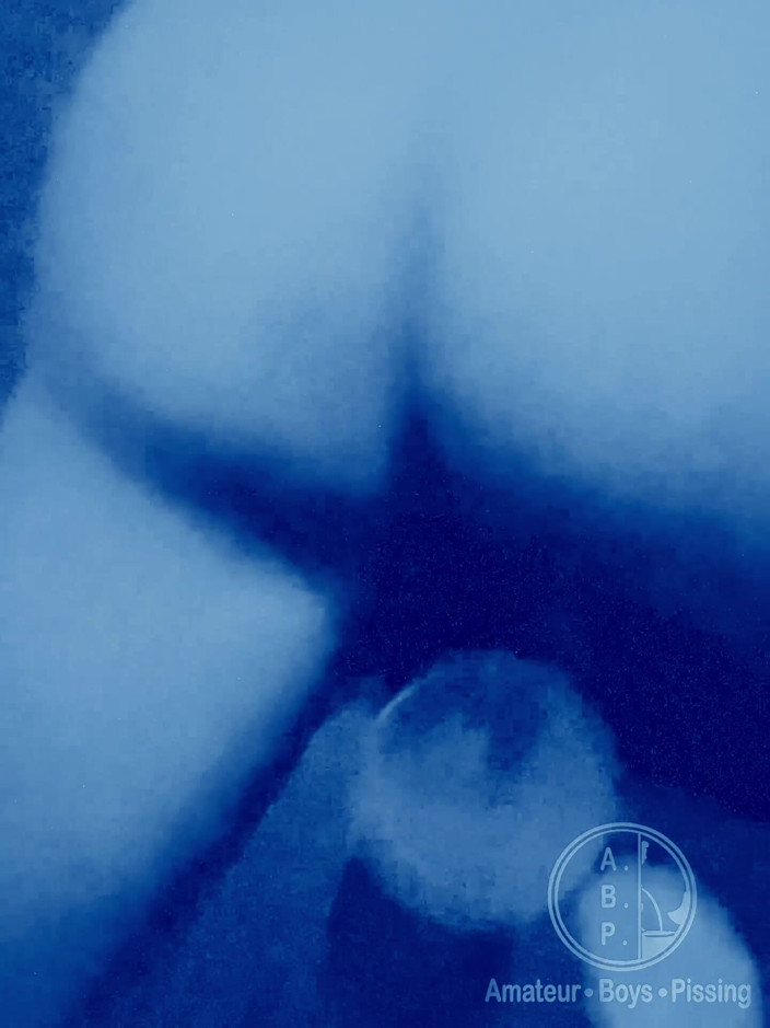 AmateurBoysPissing: L'allenatore Di Nuoto Trova Un Studente a Riposo E Lo...