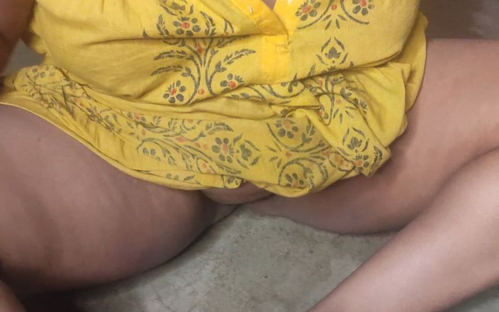 Sexy Indian babe: 印度人把斯鲁蒂弄干净，并展示她全裸的身体。