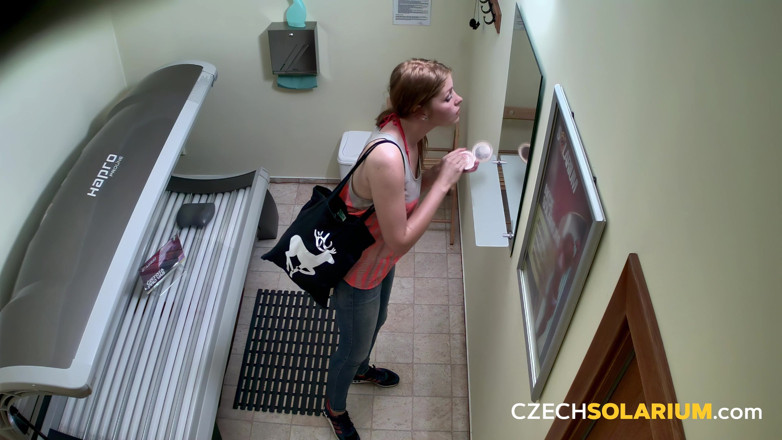 Czech Solarium: 捷克日光浴室 181：姜年轻女人在日光浴室闪烁她的阴户
