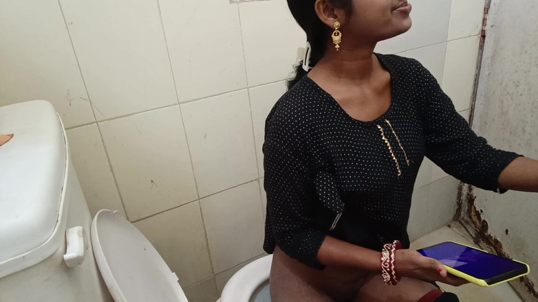AmpleOunce283: Terwijl Bhabhi op het toilet potty zat te doen, keek...