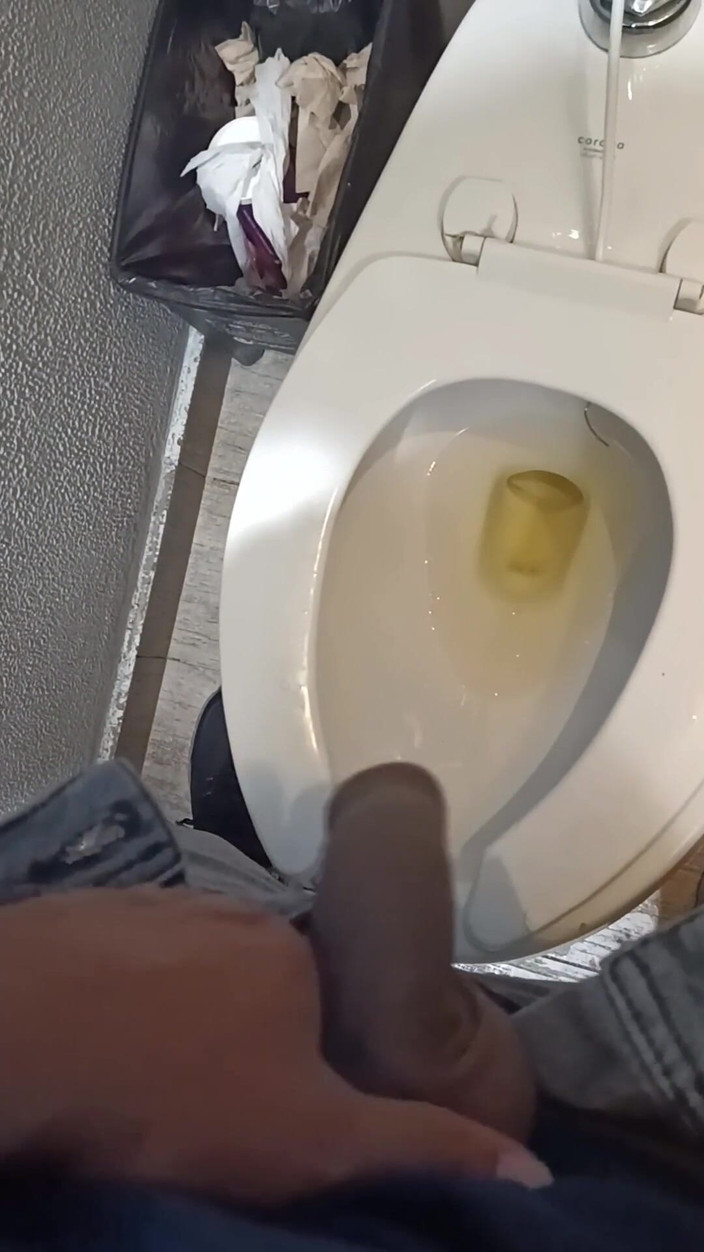 Tommhot: 화장실에서 소변을 보고 매장 탈의실에서 자위하기