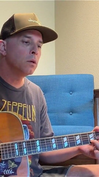 Duke Silver canta mundo loco es una canción bastante triste porque vive en un mundo muy triste