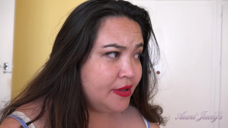 Aunt Judy's: Auntjudys - Sua gordinha asiática milf proprietária Mimi pega você roubando...