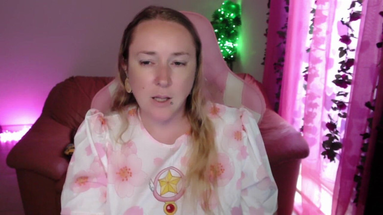 Kisicaxx: Velké černé péro uctívající sprosté řeči