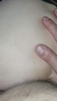 Une MILF sexy en lingerie se fait prendre en levrette avec doigtage de cul
