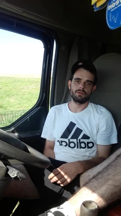 शॉर्ट्स में खड़े ट्रक में हिलाना और सिगरेट पीना