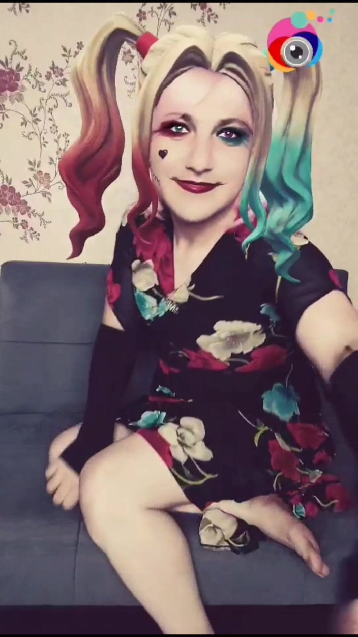 Kitty_Cross: Blümige, pinky und schwarze haare, süß, jung