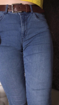 Sexy MILF škádlí její velké stydké pysky v těsných blue džínách
