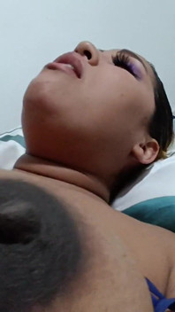 Üvey erkek kardeşim bazı seksi fotoğraflarımı çekerek azıyor ve onunla sikişmemi istiyor