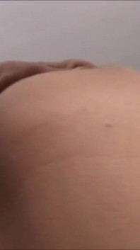 La bella MILF lecca la giovane cappella e si gode la sensazione di piacere