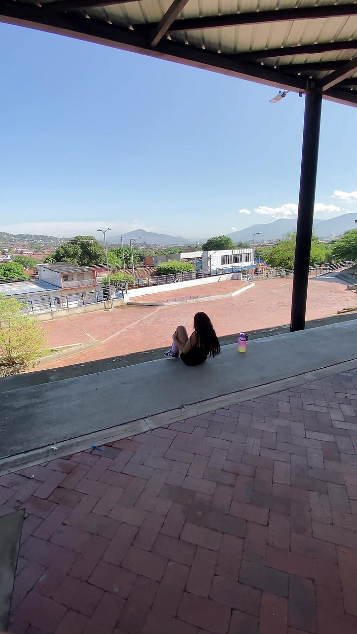 SamanthaaEvans: Sexy Girl with Huge Butt, Suffers an Accident, I Help...