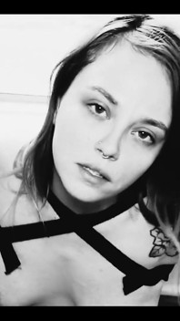 Крихітка зв'язана брудною рукою