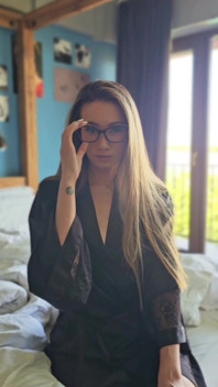 Asian MILF Con Gli Occhiali in Abito Di Seta