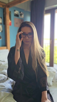 İpek Elbiseli Gözlüklü Asyalı Orta Yaşlı Seksi Kadın