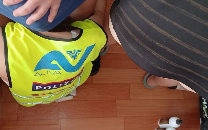 Lesbian-candys: Tre poliziotti lesbiche scopano nella stazione di polizia
