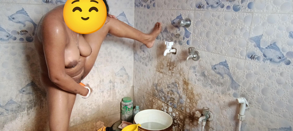 Bengalibeauty96: Komşular yenge gizli banyo yapıyor ve havuçla mastürbasyon yapıyor.... Pani...