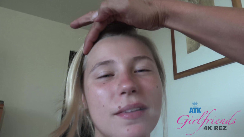 Classic ATK Girlfriends: Implora il patrigno di sborrare nella sua figa, quindi tu...