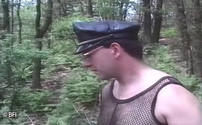 Slave Seks: Ligotée et punie à l'extérieur
