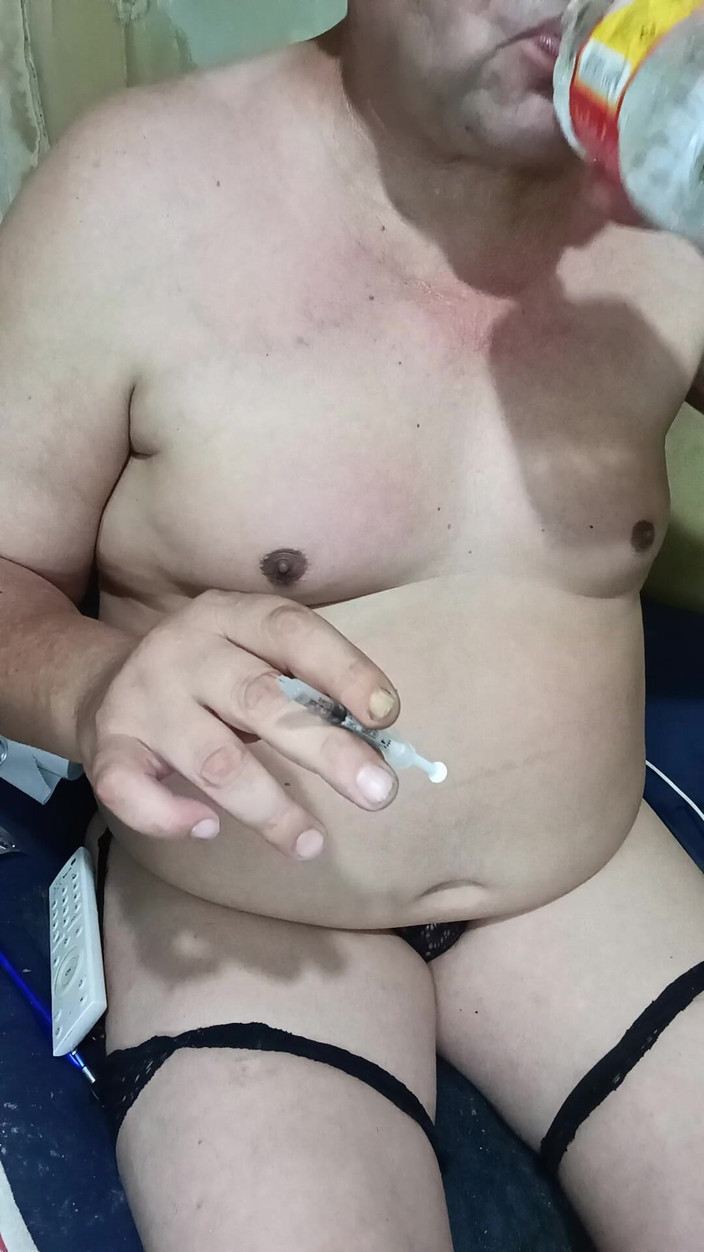 Lovvetoyy: Injekce fyziologického roztoku pro zvětšení prsou