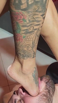 Avale mon pied, ver inutile !