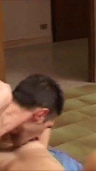 Implorando un dedo en el culo durante una mamada a su marido