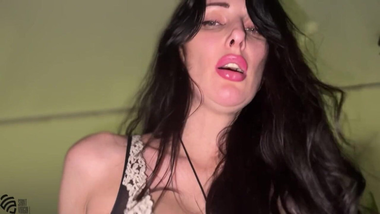 LizaVirgin: Sexy milfka má orgasmus a kouří péro