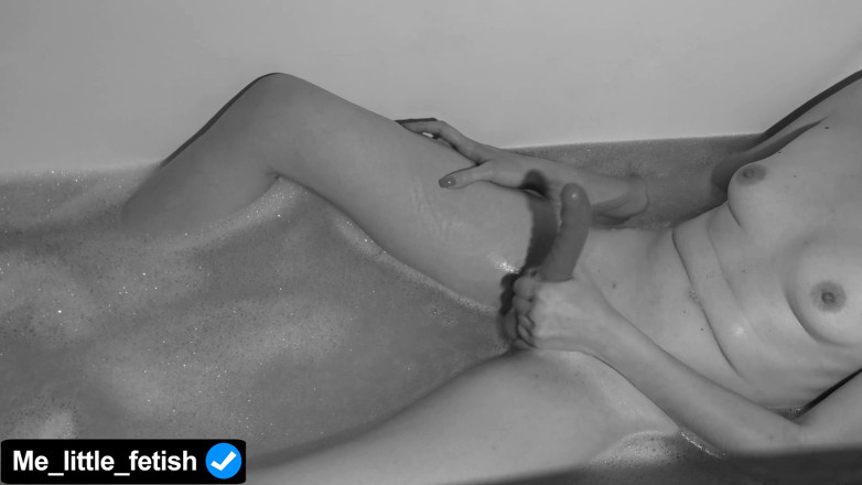 Me_little_fetish: Menina esbelta toma um banho de noite, masturba sua buceta...