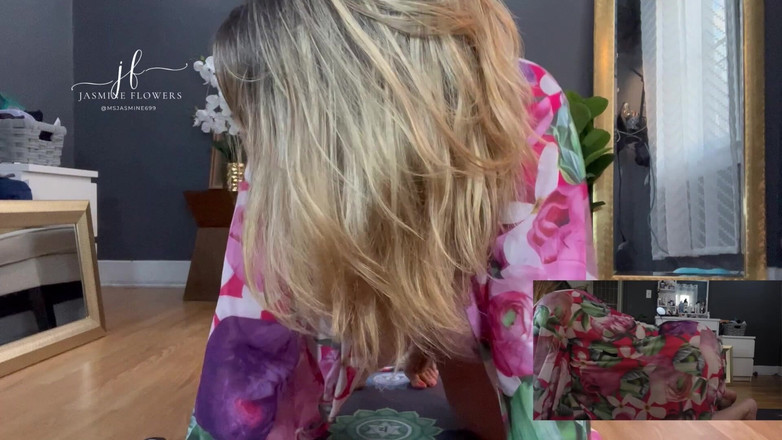 Jasmine Flowers: MILF panas kejiranan: Yoga sensual