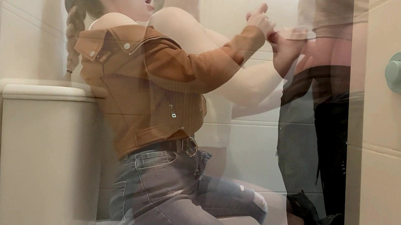 LaraRussian Doll: 가슴 큰 금발 여성이 학교 화장실에서 성기를 빨다