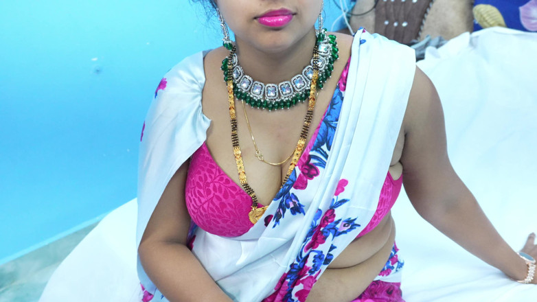 Nelam bhabhi: Une bhabhi desi se fait masser et sodomiser, audio sexy