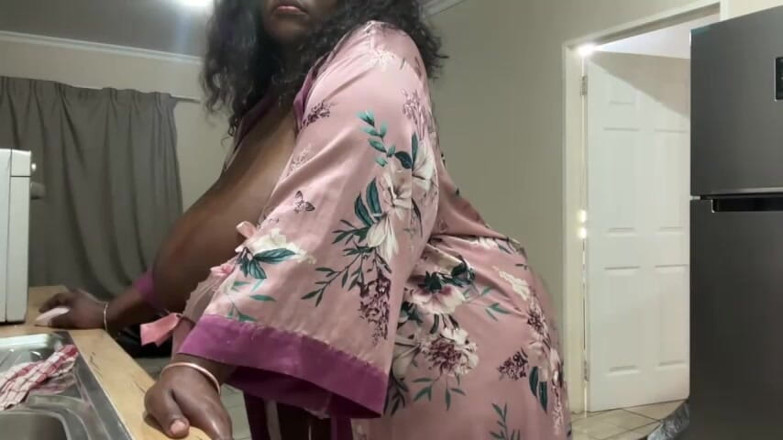 Legendary Booty Overdose: Rabuda gordinha stripteasing