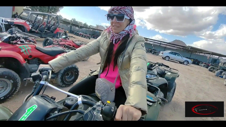 Ferrero anal experience: バイク、ラクダ、そしてクソ、シナイ砂漠でバイクに乗っている彼女を見ると、私は興奮します。イタリア語の対話