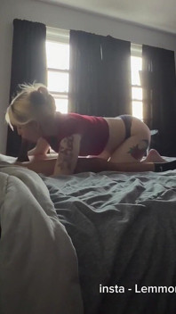 Hotwife blonde menghisap dan mengongkek lembu jantan kote hitam besar di katil perkahwinan