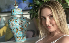 Alina Rai: Nečekané šukání na toaletě s krásnou macechou