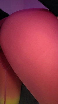 Sie wusste nicht, dass er leggings-süchtig war, also zerriß er sie und fickte sie sofort! Lilykoti